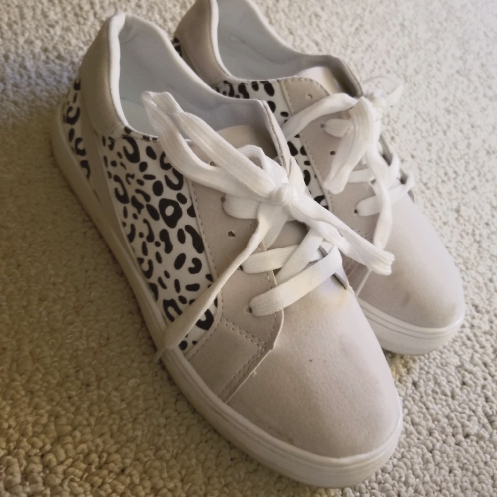 White Leopard Print Shoes Size 6